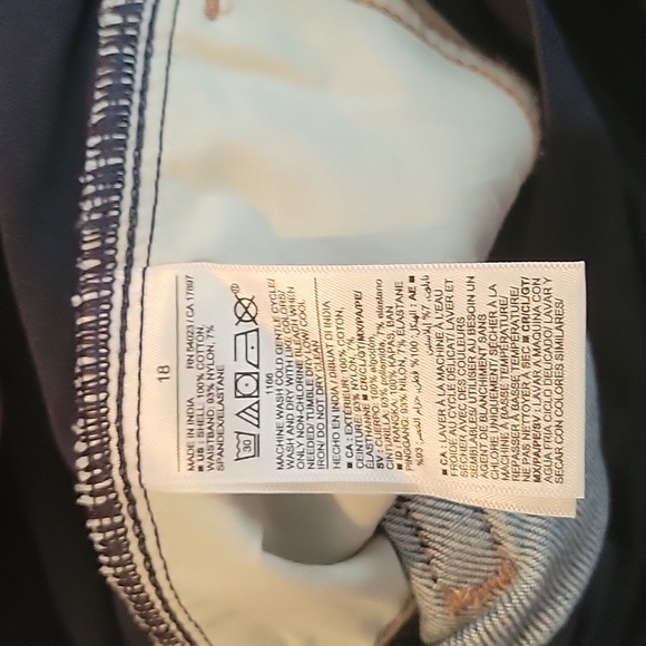 Old navy maternity shorts - Picture 3 of 4